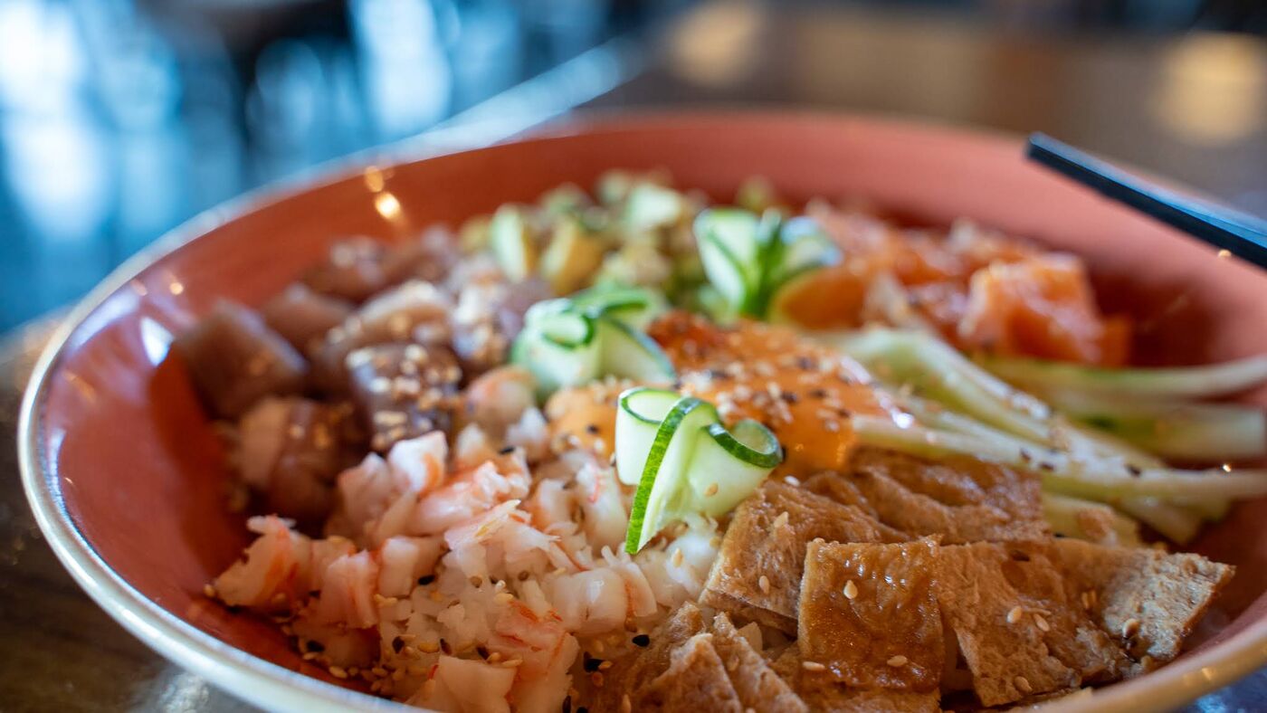 A poke bowl with salmon and cucumber